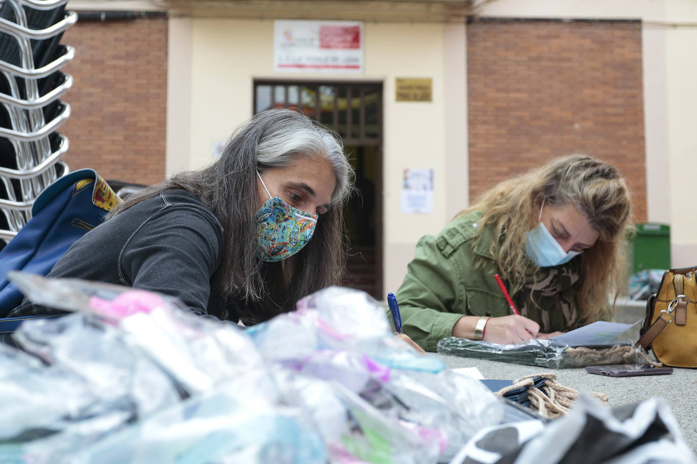 La Asociación de Padres y Madres del Ponce de León prepara en la calle, a las puertas del centro, una bolsa con artículos esenciales para el inicio del curso de los alumnos 