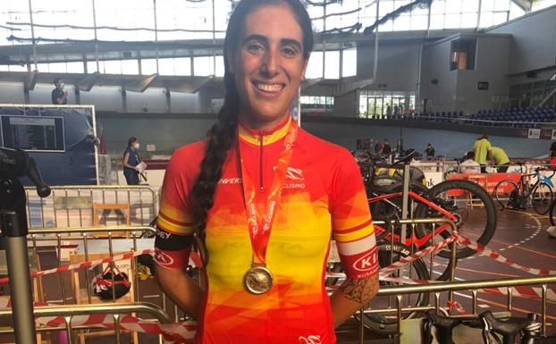 Ziortza Isasi posa con su maillot de campeona de España y la medalla de oro.