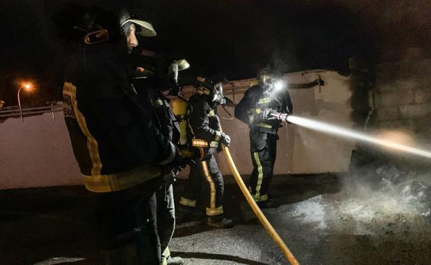 Galería. Bomberos de León trabajando en la zona del incendio. 