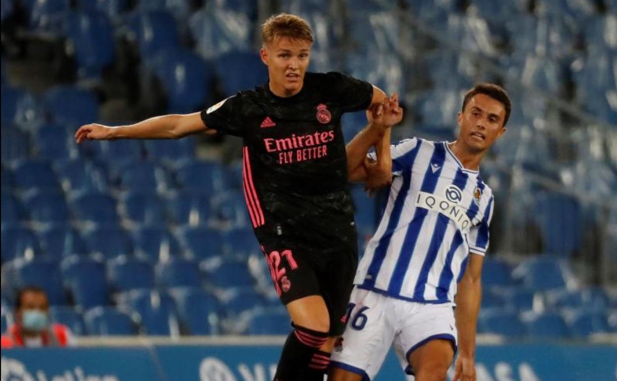 Odegaard conduce el balón ante Guevara en San Sebastián. 