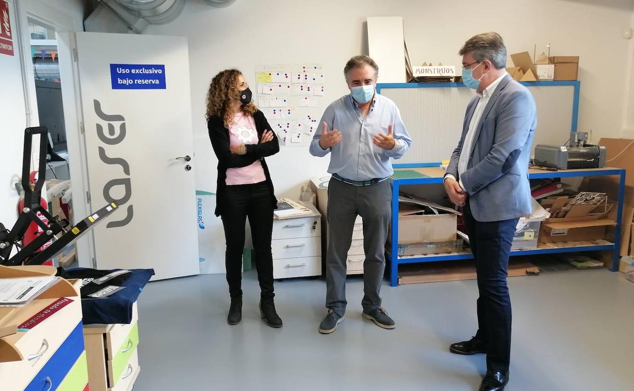 Visita de Juan Martínez Majo al Fab Lab de León.