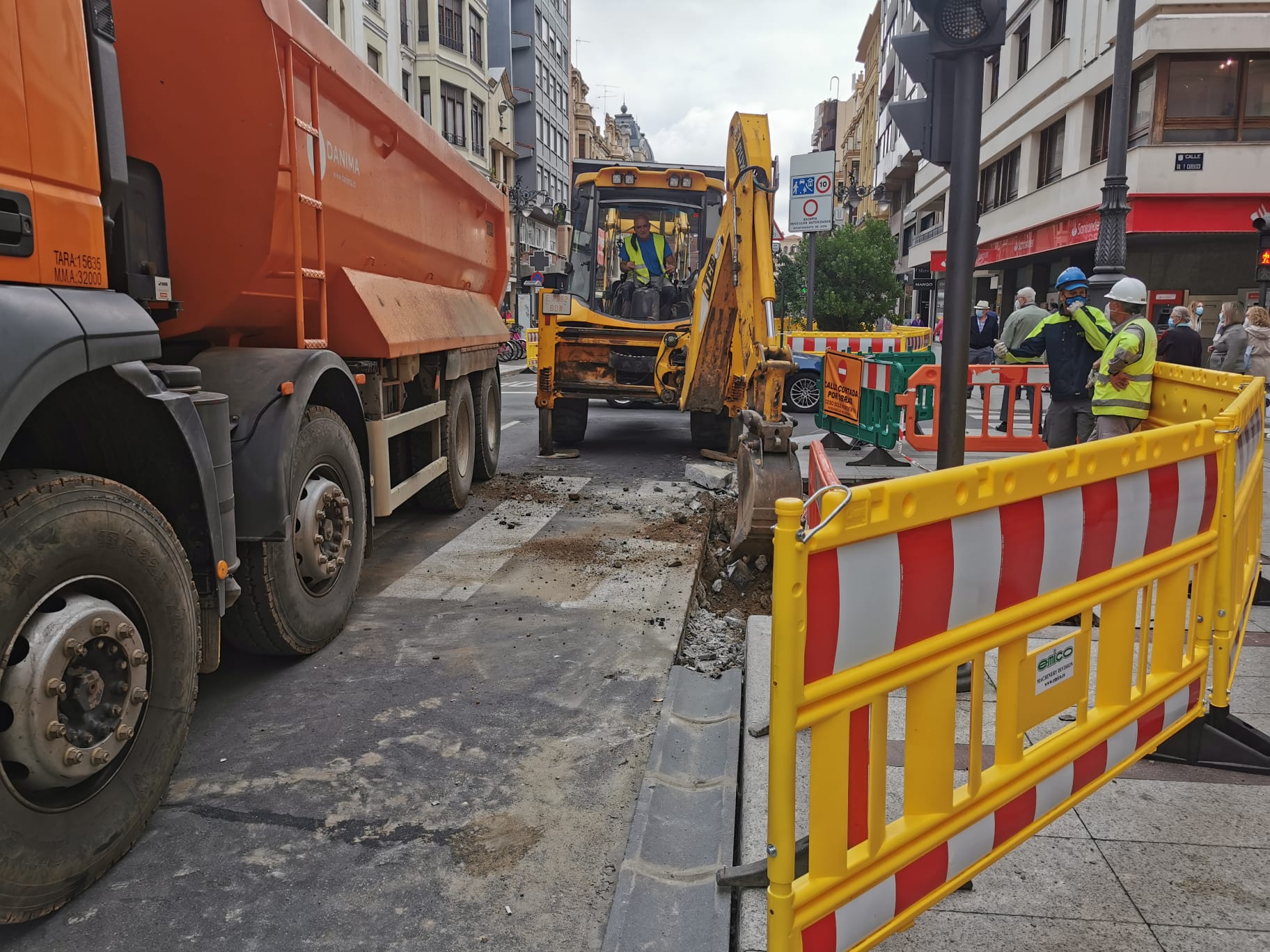 La intervención avanza sobre el céntrico vial de la capital leonesa