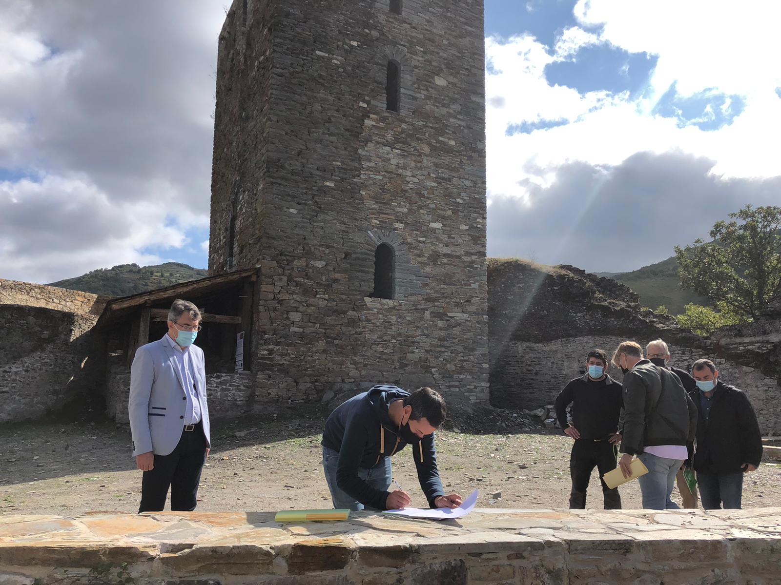 El objetivo de la intervención es la construcción de una cubierta a cuatro aguas y el remate superior de los muros del adarve de la torre