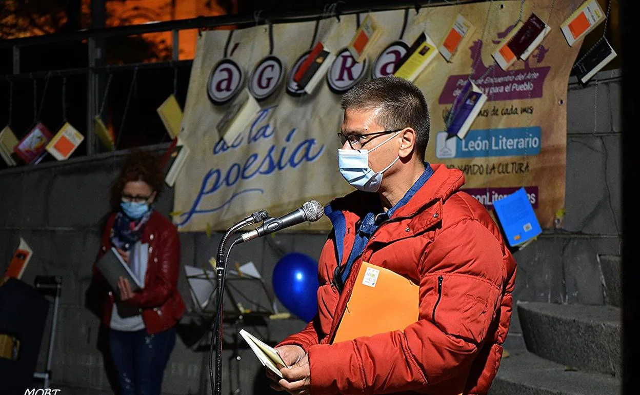 Un hombre recita con mascarilla en el Ágora de la Poesía.