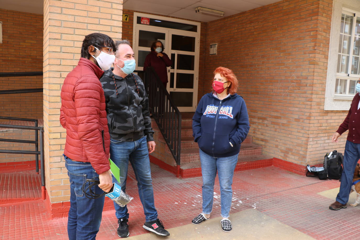 Vecinos de este barrio de la capital leonesa denuncian que la adquisición de sus viviendas de protección oficial que el banco Santander ha vendido a Global Pantelaria les deja en calle.