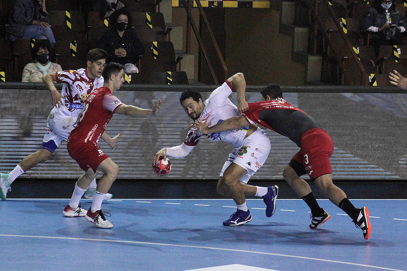 El Abanca Ademar se enfrenta al Balonmano Cuenca en un nuevo encuentro de la Liga Sacyr Asobal.