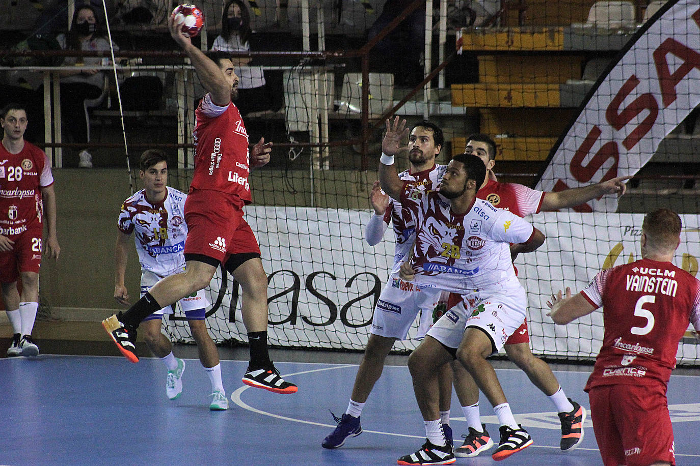 El Abanca Ademar se enfrenta al Balonmano Cuenca en un nuevo encuentro de la Liga Sacyr Asobal.