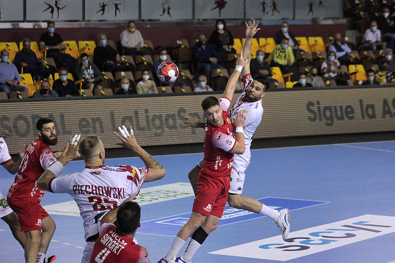 El Abanca Ademar se enfrenta al Balonmano Cuenca en un nuevo encuentro de la Liga Sacyr Asobal.