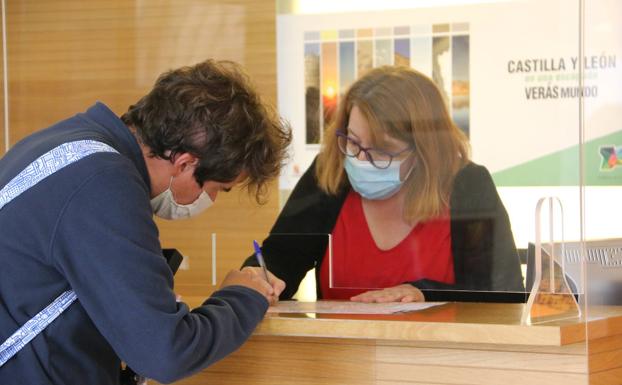 Galería. Un turista es atendido en la oficina de turismo.