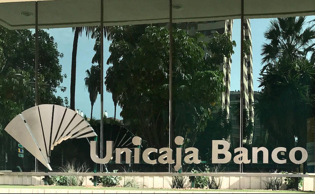 Fachada de Unicaja Banco.