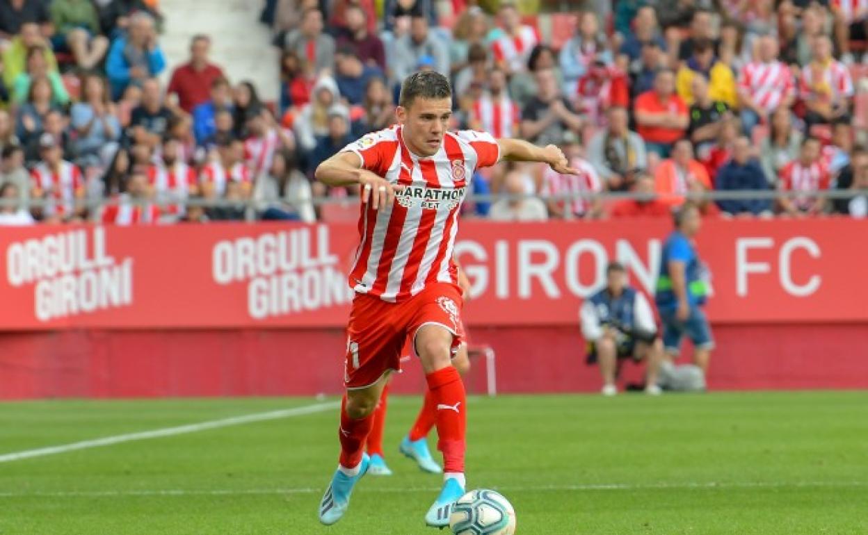 Álex Gallar en un partido con el Girona.