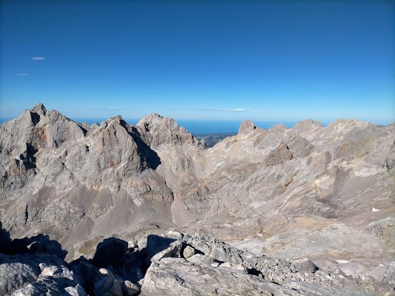 Paisaje desde el Pico la Palanca con el Picu Urriellu,el Torrecerredo y el resto de cumbres cercanas de fondo