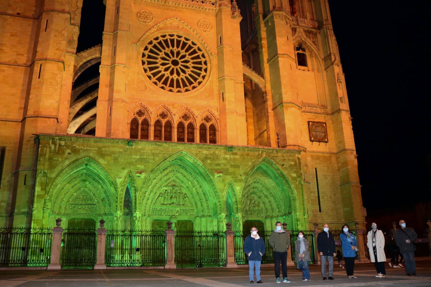 La Catedral, la fuente de Santo Domingo y el ayuntamiento de San Marcelo se iluminan del característico verde de las farmacias para rendir homenaje a sus profesionales en su día mundial.