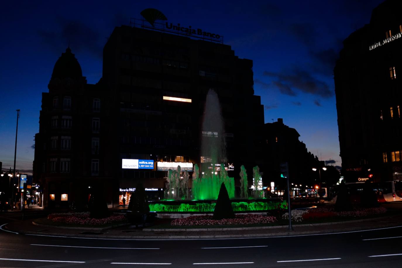 La Catedral, la fuente de Santo Domingo y el ayuntamiento de San Marcelo se iluminan del característico verde de las farmacias para rendir homenaje a sus profesionales en su día mundial.