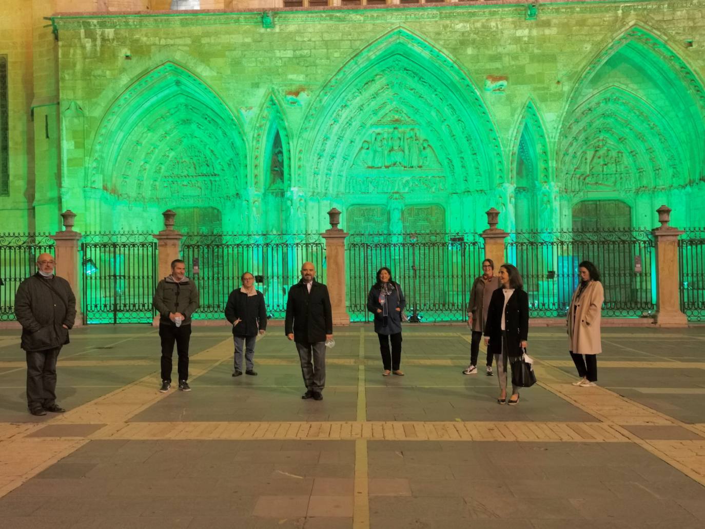 La Catedral, la fuente de Santo Domingo y el ayuntamiento de San Marcelo se iluminan del característico verde de las farmacias para rendir homenaje a sus profesionales en su día mundial.