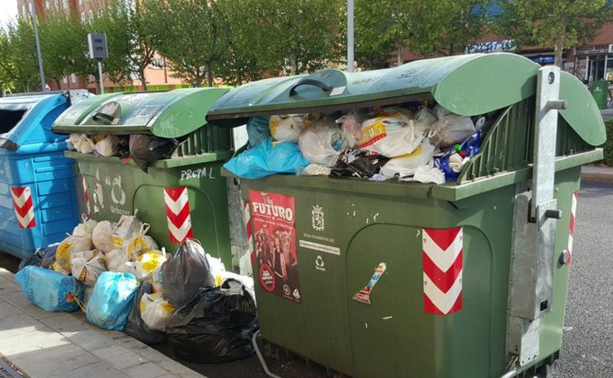Contenedores repletos de basura. 