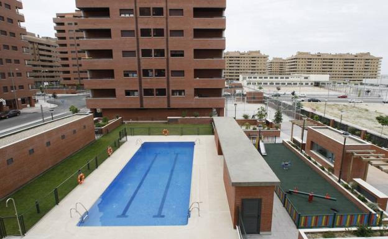 Piscina comunitaria en una urbanización. 