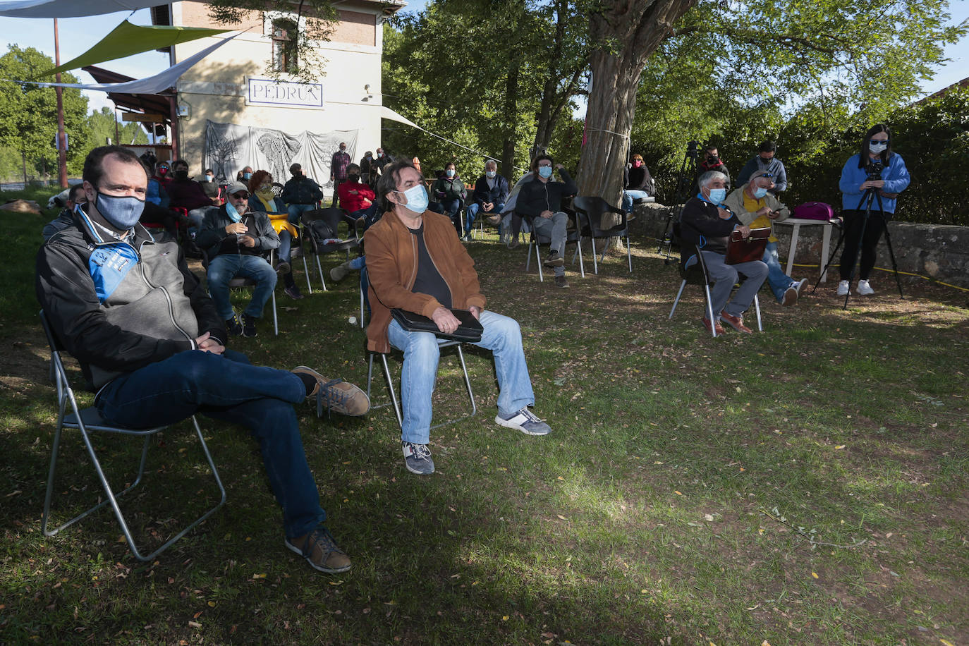 Decenas de personas se concentran para presentar una batería de medidas contra los parques eólicos.