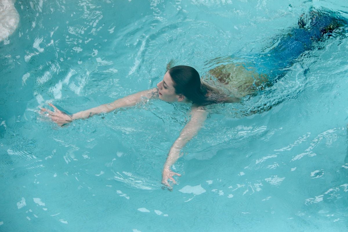 Dicen que las sirenas sólo viven bajo el mar, pero Vero, Ever, Emma y Leucas también lo hacen fuera de él. Y es que ser sirena, no es sólo tener una cola. Sino un sentimiento especial. 