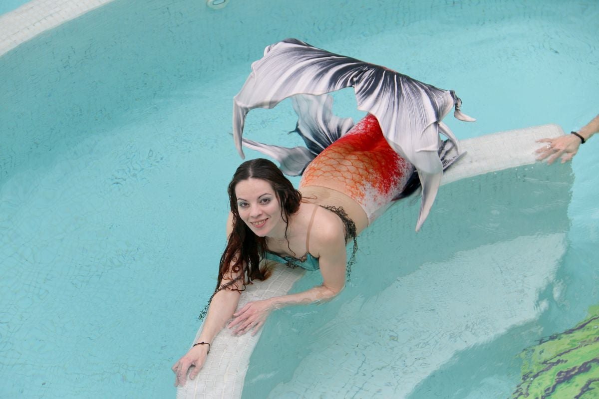 Dicen que las sirenas sólo viven bajo el mar, pero Vero, Ever, Emma y Leucas también lo hacen fuera de él. Y es que ser sirena, no es sólo tener una cola. Sino un sentimiento especial. 