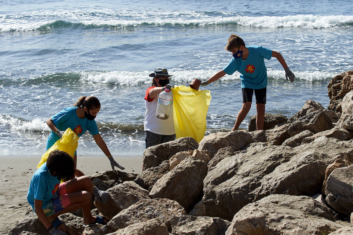 Centenares de voluntarios se suman a esta buena causa en defensa del medio ambiente.