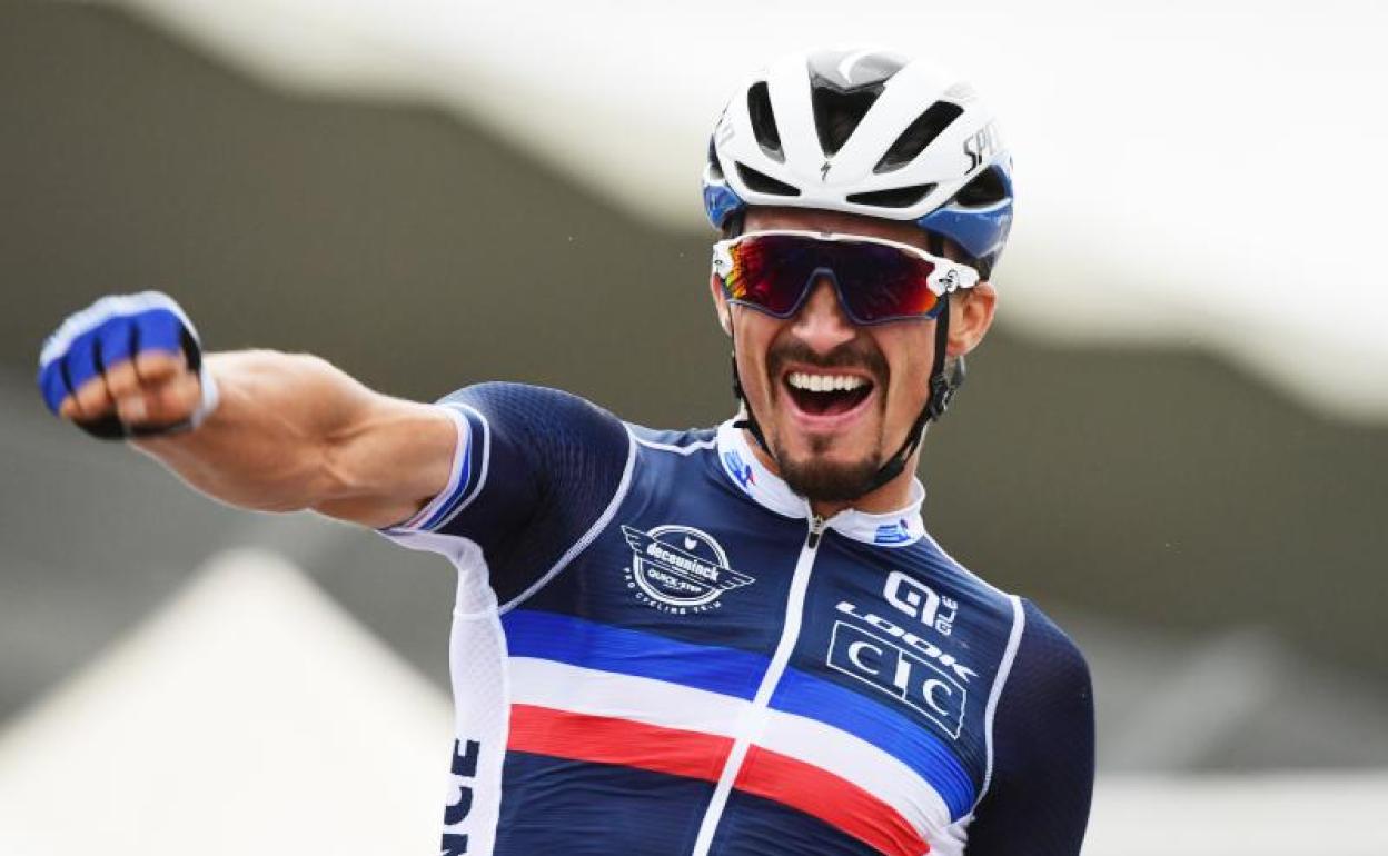 Julian Alaphilippe celebra su victoria en Imola. 