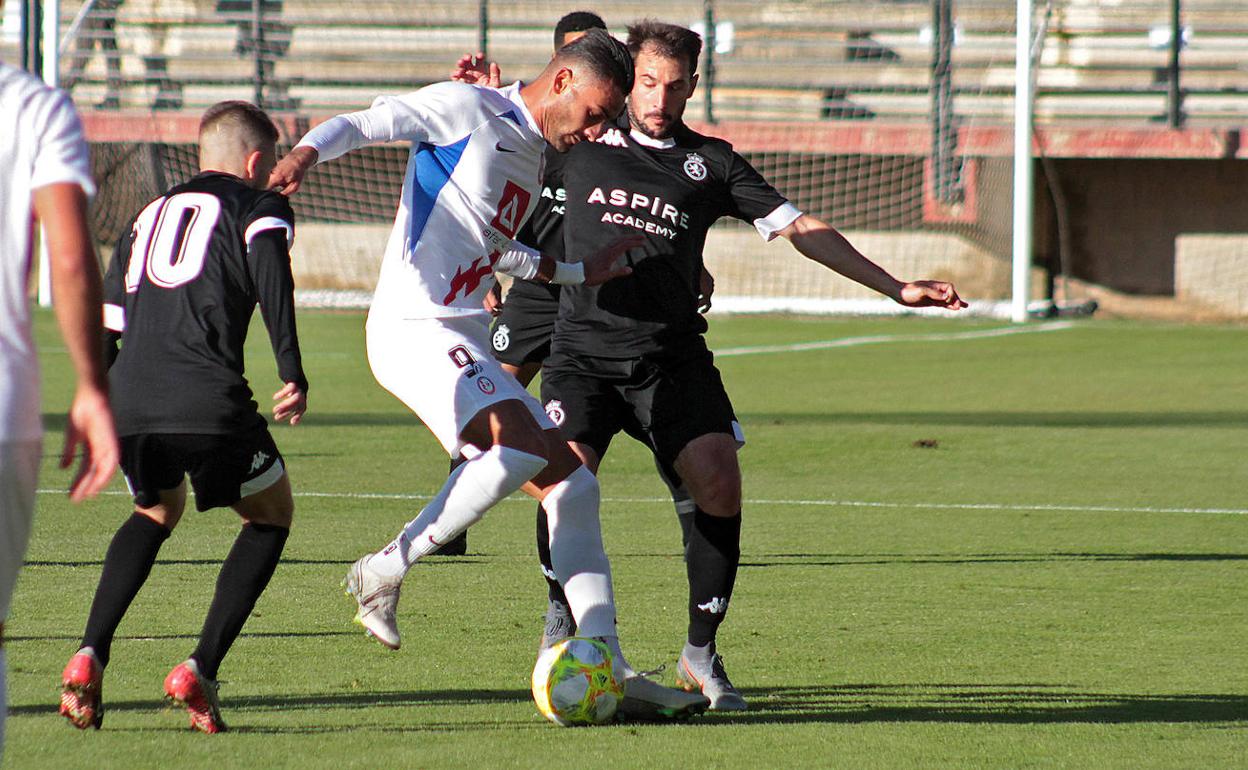 Julen Castañeda, en una acción defensiva ante el Rayo Majadahonda.