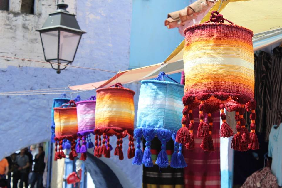 El pueblo de Chefchaouen, en Marruecos, es el municipio más azul del mundo. Aquí las calles están pintadas con variaciones de este color, que también predomina en la fachada, ventanas, puertas y hasta en el interior de sus casas. El resultado es un llamativo conjunto en medio de las montañas del Rif que atrae a turistas de todas partes del mundo. 