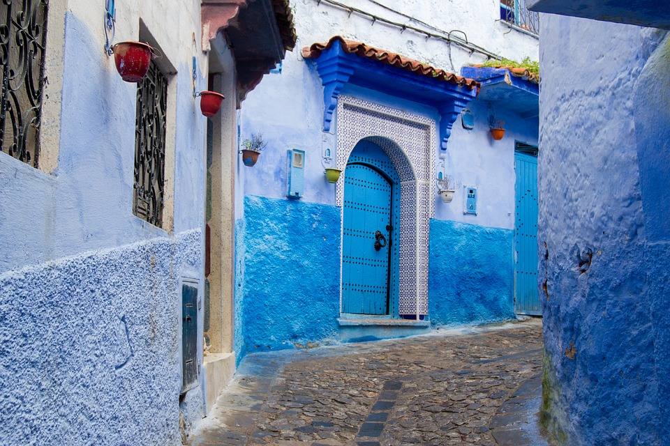 El pueblo de Chefchaouen, en Marruecos, es el municipio más azul del mundo. Aquí las calles están pintadas con variaciones de este color, que también predomina en la fachada, ventanas, puertas y hasta en el interior de sus casas. El resultado es un llamativo conjunto en medio de las montañas del Rif que atrae a turistas de todas partes del mundo. 