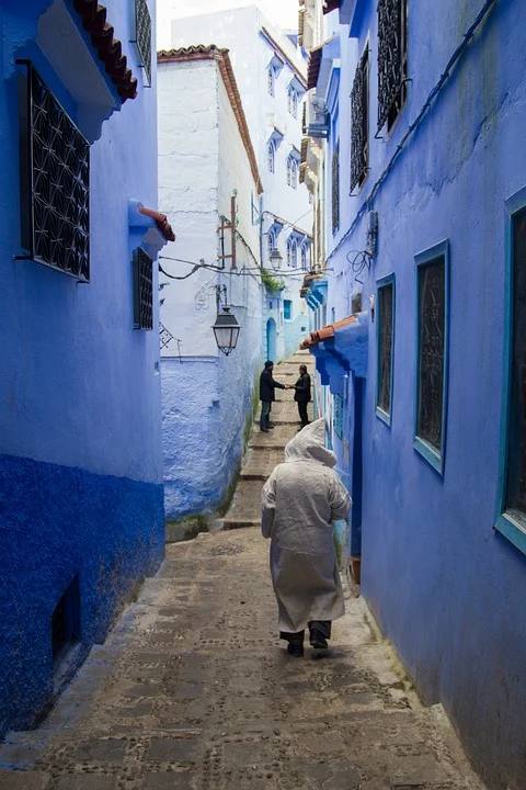 El pueblo de Chefchaouen, en Marruecos, es el municipio más azul del mundo. Aquí las calles están pintadas con variaciones de este color, que también predomina en la fachada, ventanas, puertas y hasta en el interior de sus casas. El resultado es un llamativo conjunto en medio de las montañas del Rif que atrae a turistas de todas partes del mundo. 