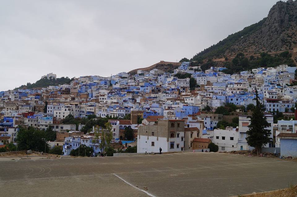 El pueblo de Chefchaouen, en Marruecos, es el municipio más azul del mundo. Aquí las calles están pintadas con variaciones de este color, que también predomina en la fachada, ventanas, puertas y hasta en el interior de sus casas. El resultado es un llamativo conjunto en medio de las montañas del Rif que atrae a turistas de todas partes del mundo. 