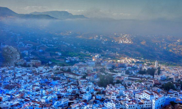 El pueblo de Chefchaouen, en Marruecos, es el municipio más azul del mundo. Aquí las calles están pintadas con variaciones de este color, que también predomina en la fachada, ventanas, puertas y hasta en el interior de sus casas. El resultado es un llamativo conjunto en medio de las montañas del Rif que atrae a turistas de todas partes del mundo. 