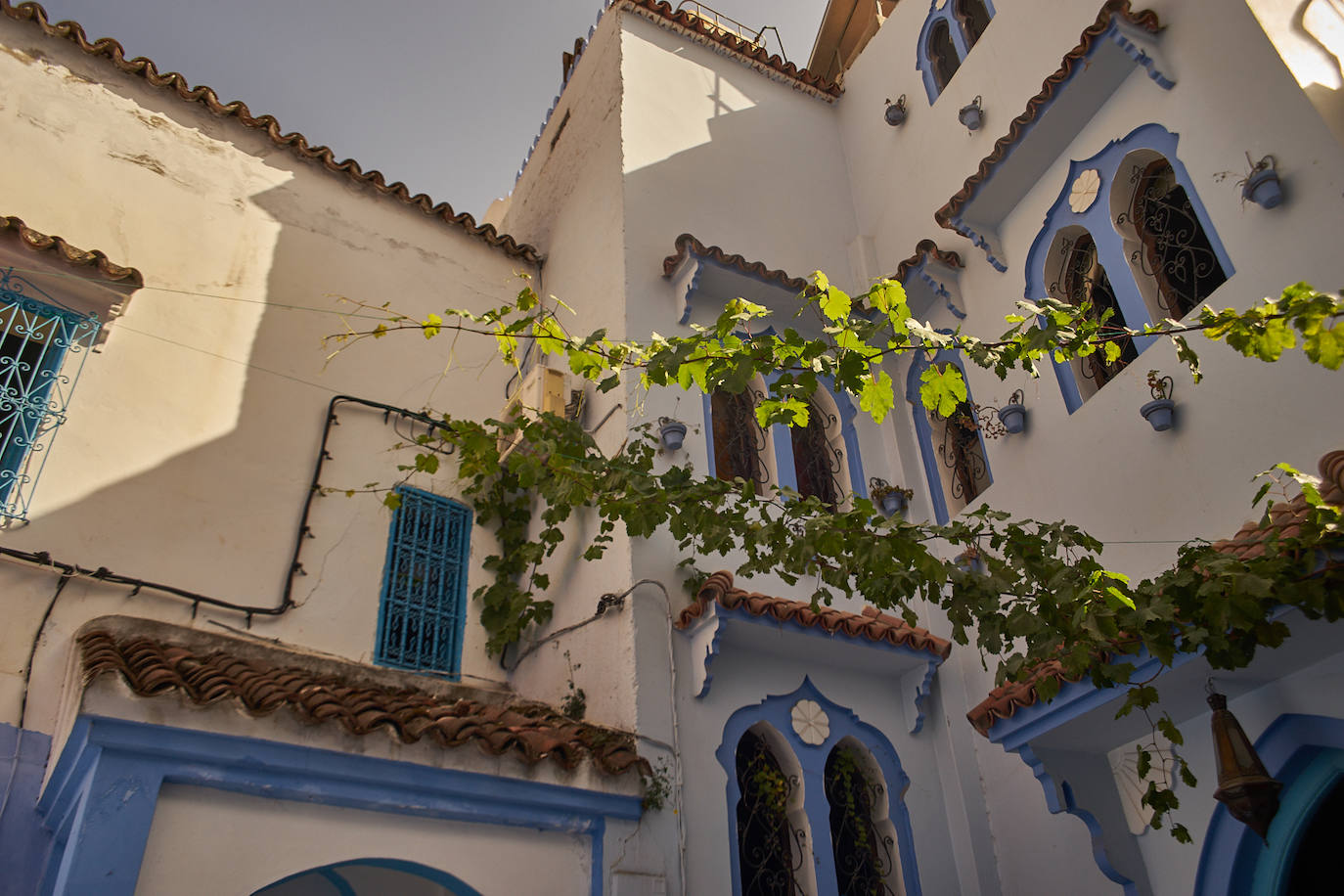 El pueblo de Chefchaouen, en Marruecos, es el municipio más azul del mundo. Aquí las calles están pintadas con variaciones de este color, que también predomina en la fachada, ventanas, puertas y hasta en el interior de sus casas. El resultado es un llamativo conjunto en medio de las montañas del Rif que atrae a turistas de todas partes del mundo. 