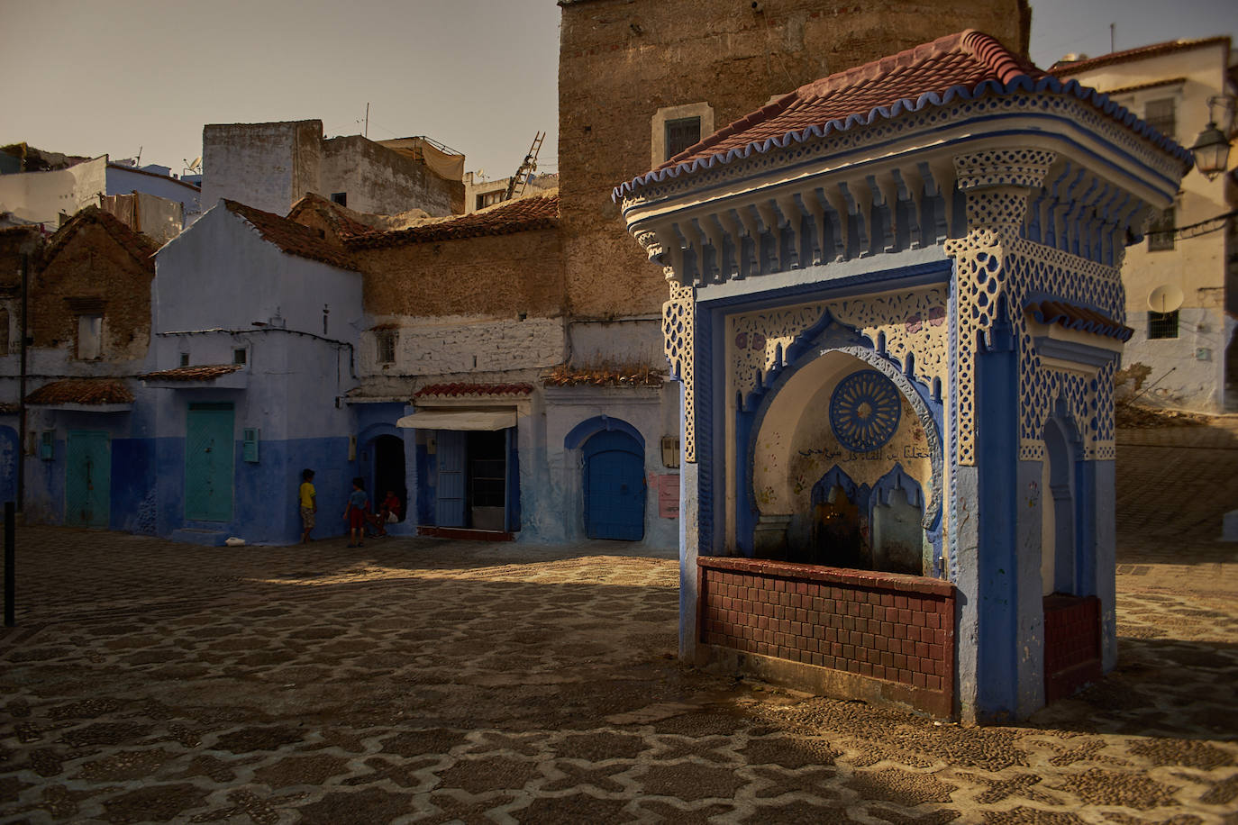 El pueblo de Chefchaouen, en Marruecos, es el municipio más azul del mundo. Aquí las calles están pintadas con variaciones de este color, que también predomina en la fachada, ventanas, puertas y hasta en el interior de sus casas. El resultado es un llamativo conjunto en medio de las montañas del Rif que atrae a turistas de todas partes del mundo. 