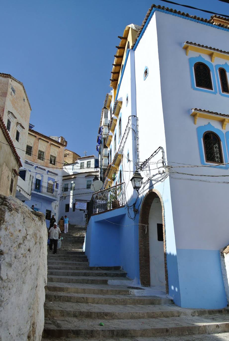 El pueblo de Chefchaouen, en Marruecos, es el municipio más azul del mundo. Aquí las calles están pintadas con variaciones de este color, que también predomina en la fachada, ventanas, puertas y hasta en el interior de sus casas. El resultado es un llamativo conjunto en medio de las montañas del Rif que atrae a turistas de todas partes del mundo. 