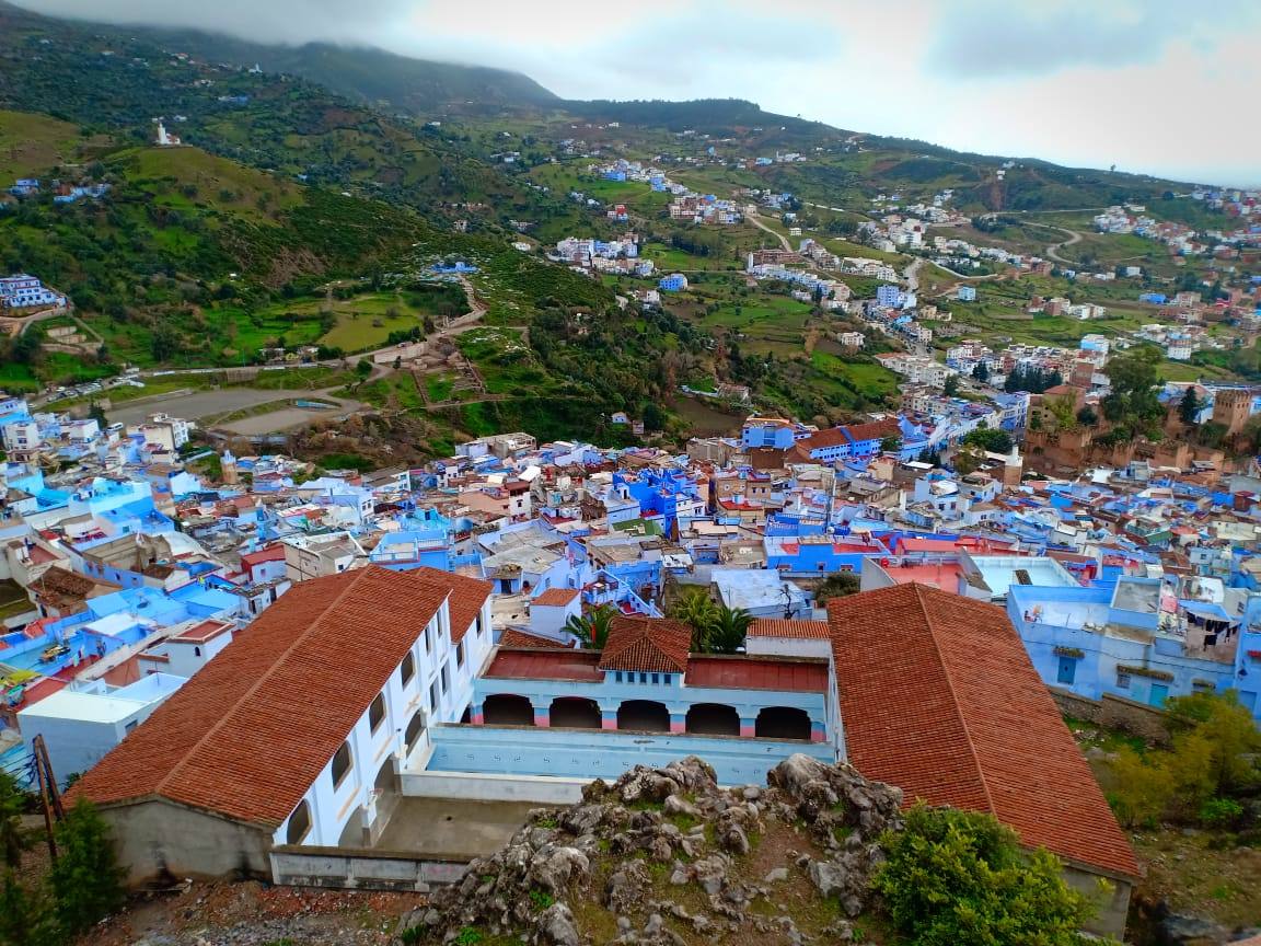 El pueblo de Chefchaouen, en Marruecos, es el municipio más azul del mundo. Aquí las calles están pintadas con variaciones de este color, que también predomina en la fachada, ventanas, puertas y hasta en el interior de sus casas. El resultado es un llamativo conjunto en medio de las montañas del Rif que atrae a turistas de todas partes del mundo. 