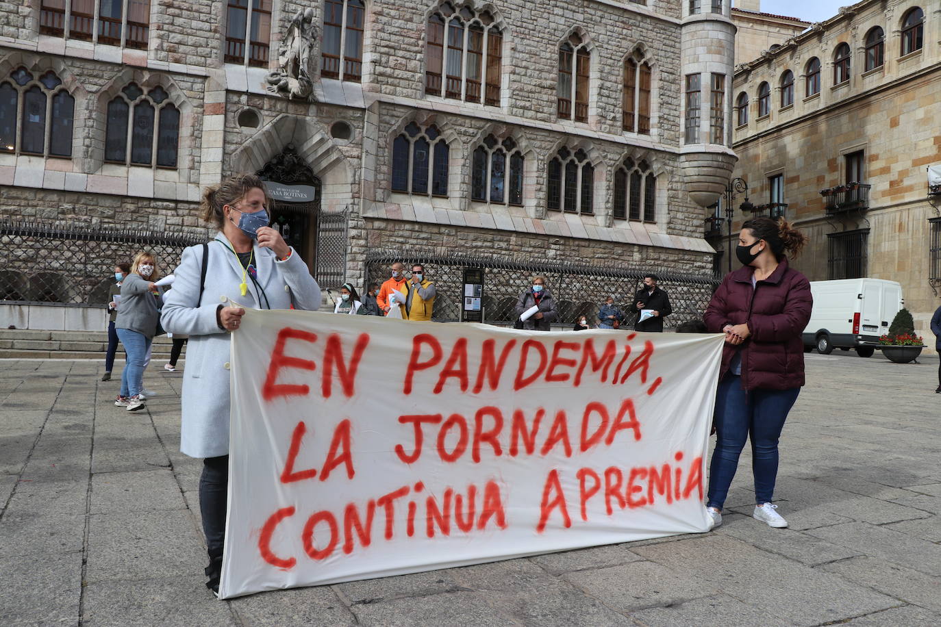 Los manifestantes exigen la jornada continua en los centros concertados. 