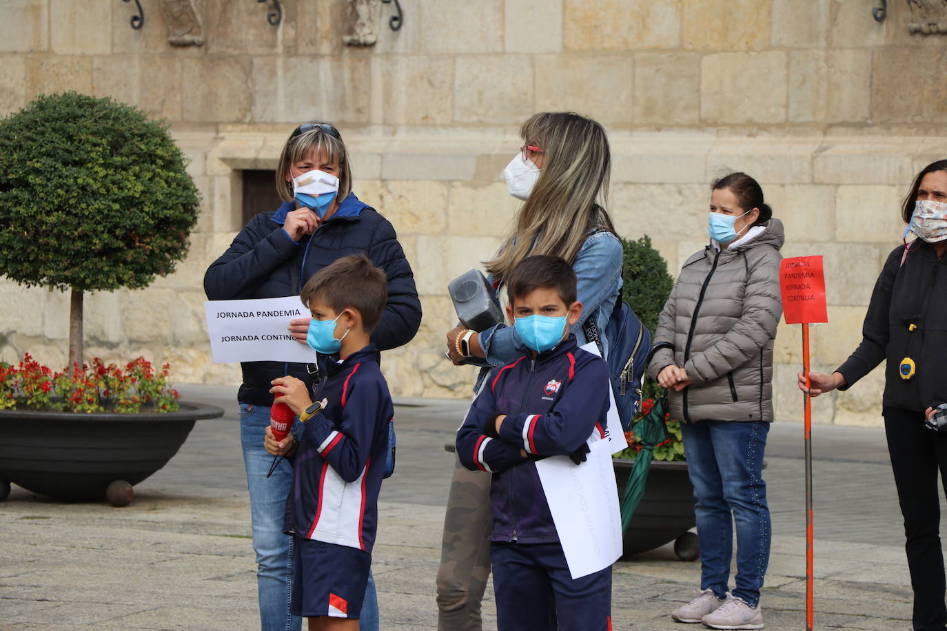 Los manifestantes exigen la jornada continua en los centros concertados. 