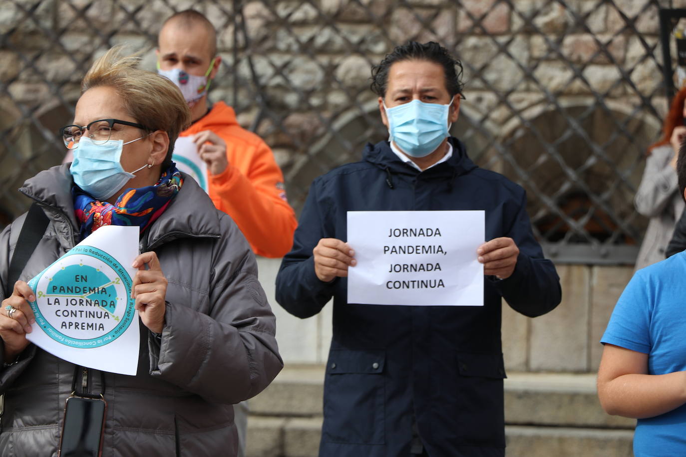 Los manifestantes exigen la jornada continua en los centros concertados. 