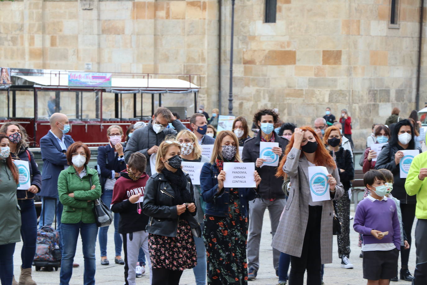 Los manifestantes exigen la jornada continua en los centros concertados. 