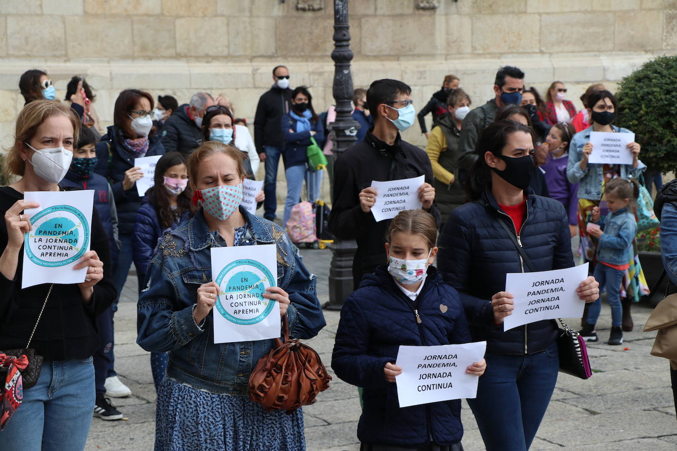 Los manifestantes exigen la jornada continua en los centros concertados. 