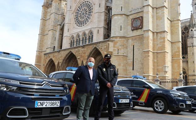 Los nuevos coches de la Policía Nacional de León. 