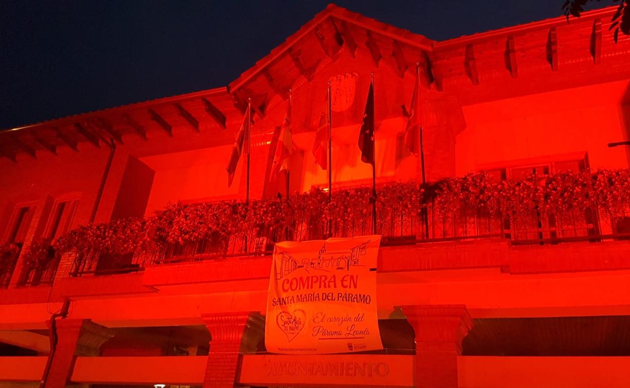 El Ayuntamiento de Santa María del Páramo, teñido de rojo.