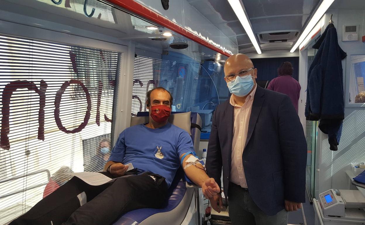 El subdelegado del Gobierno, Faustino Sánchez, junto a un donante. 