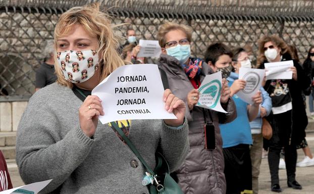 Doscientas personas han pedido este jueves jornada continua en los centros escolares en una concentración que ha tenido lugar en la Plaza de Botines de la capital. 