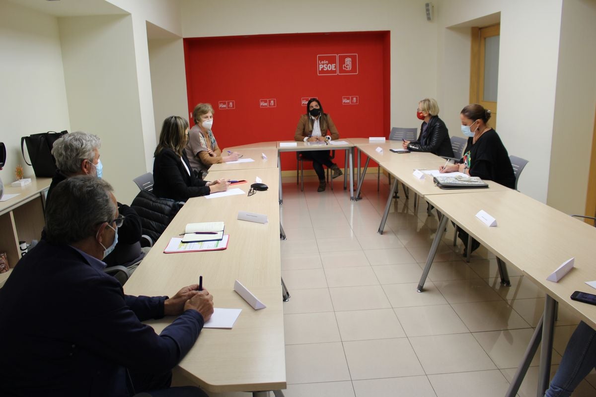 Fotos: Reunión del PSOE de León con las plataformas de afectados por la gestión de residencias