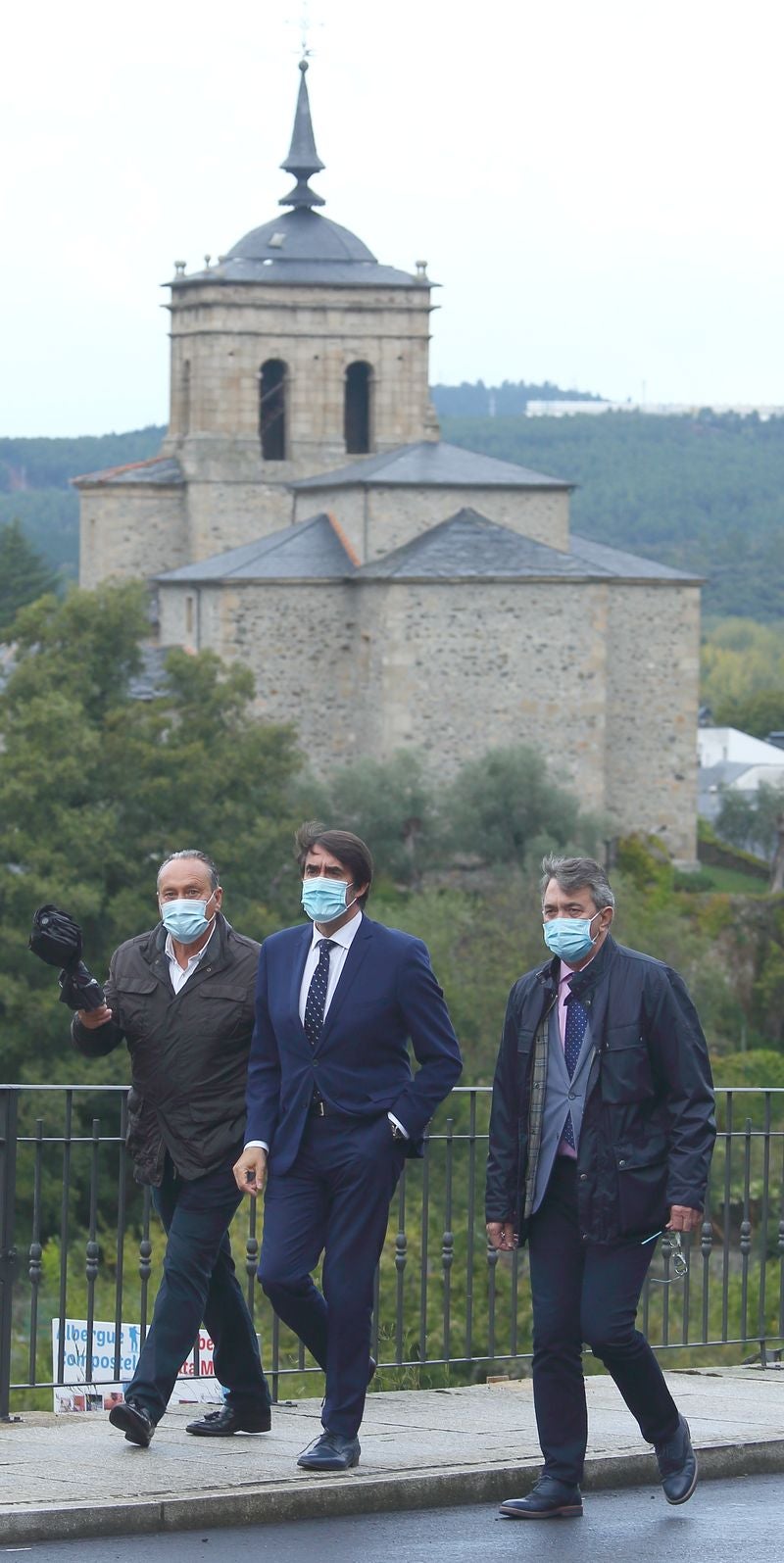 El consejero de Fomento y Medio Ambiente, Juan Carlos Suárez-Quiñones, visita las obras de la carretera LE-142. Junto a él, el alcalde de Molinaseca, Alfonso Arias, el subdelegado de la Junta en León, Juan Martínez Majo, y el presidente del PP en el Bierzo, Raúl Valcarce.