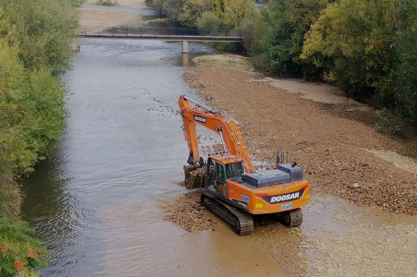 Acometen la limpieza del río Bernesga para facilitar el remo de piragüistas de la capital y mejorar el paso de caudal en la capital, comprometido por el deslizamiento de piedra y maleza.