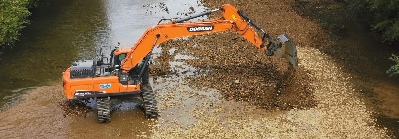 Acometen la limpieza del río Bernesga para facilitar el remo de piragüistas de la capital y mejorar el paso de caudal en la capital, comprometido por el deslizamiento de piedra y maleza.