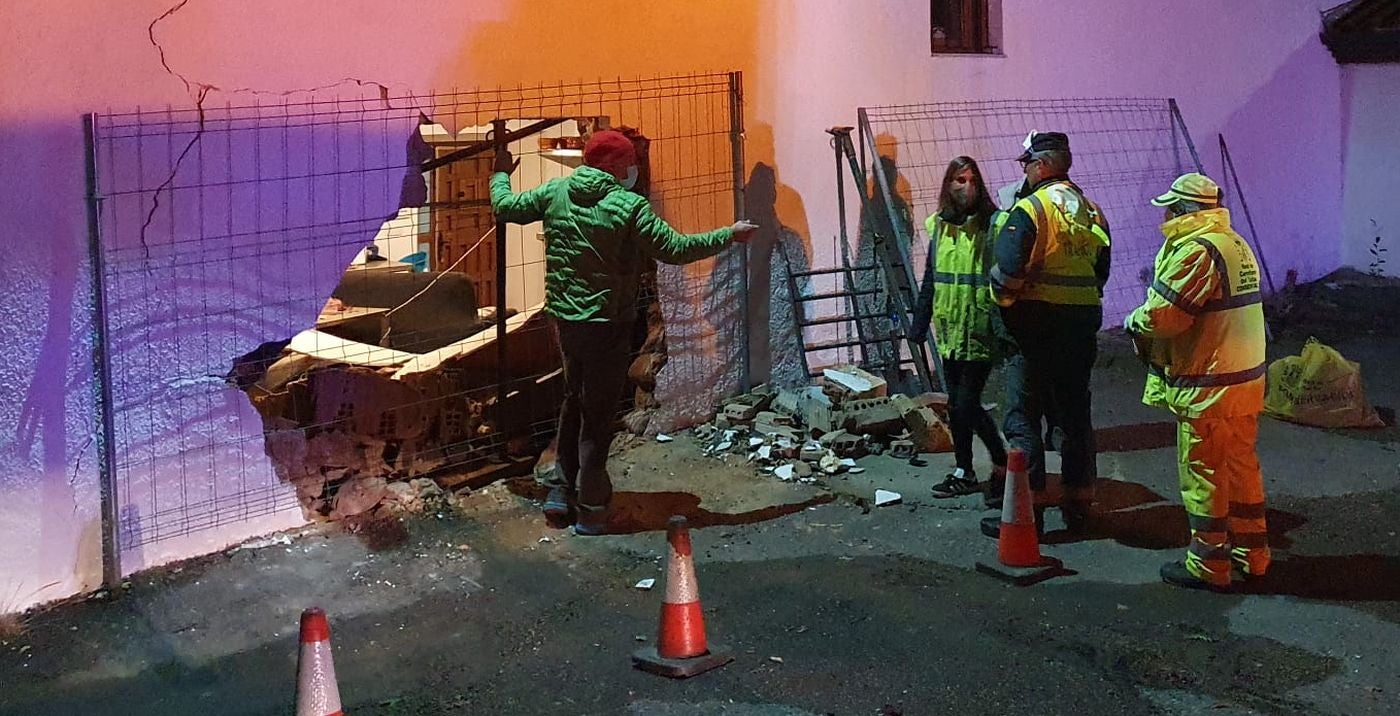 Un herido al empotrar su coche contra el bar La Venta de la Tuerta en la León-Asturias. 